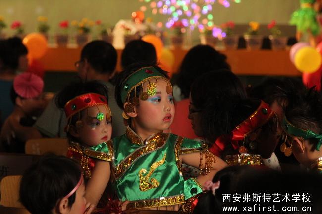 6.1儿童节为大风车幼儿园演出化妆拍摄>